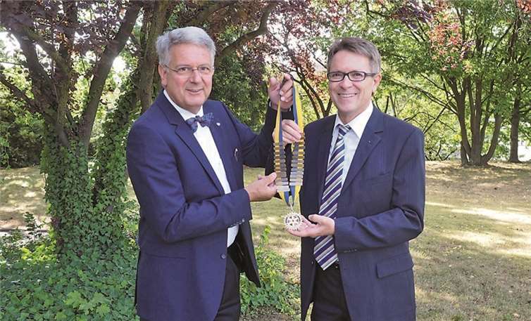 Präsidentschaftsübergabe beim Rotary Club Koblenz-Deutsches Eck. Dr. Edelbert Dold übernahm das Amt für das rotarische Jahr 2015/16 von Stefan Musil (links). Privat