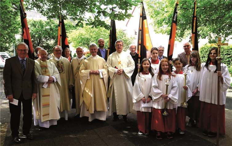 Präsides mit Messdienern und Bannerträger befreundeter Kolpingsfamilien standen zum Einzug in die Kirche bereit. Oswald Senner