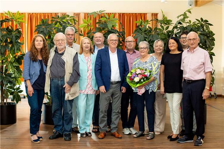 Präsidiumsvorsitzender Fredi Winter (Mitte) und seine beiden Stellvertreter Arno Jacobi und Beate Dietl (rechts davon) mit weiteren Präsidiumsmitgliedern, Mitarbeitern und Gästen der Kreiskonferenz.  Foto: Natalia Brez