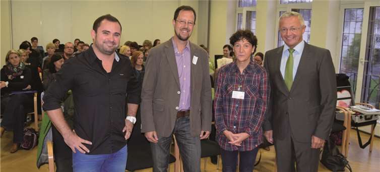 Prävention in der Kinder- und Jugendarbeit, Signale erkennen und Sprachlosigkeit überwinden. Diese Themen standen im Mittelpunkt einer Fachtagung „Sexueller Missbrauch an Kindern und Jugendlichen – Wie können wir schützen und helfen?“. Mitarbeitende der Kinder- und Jugendarbeit aus dem Landkreis Neuwied und Umgebung haben sich in der Kreisverwaltung Neuwied auf Einladung des Kreisjugendamtes zu diesem Thema informiert. Als Referentin sprach die Koblenzer Diplom-Pädagogin Gisela Braun (2.v.r.). Mit auf dem Foto (v.r..): 1. Kreisbeigeordneter und Jugendamtsdezernent Achim Hallerbach, Dr. Marc Ansgar Seiber, Leiter der FachstellePlus für Kinder und Jugendpastoral in Koblenz und Kreisjugendpfleger Franlin Toma.Kreisverwaltung