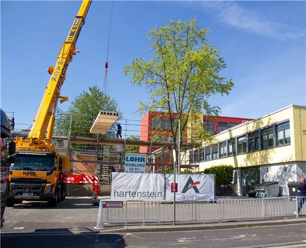 Präzisionsarbeit: In vorgefertigten Einzelteilen wurde die Decke für die Mensa der Heinrich-Roth-Realschule angeliefert und an Ort und Stelle zusammengesetzt. Ohne sichtbare Naht fügen sich die Teile aneinander. Foto: Architekturbüro Hartenstein, Daubach