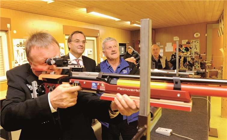 Präzisionsarbeit bei den Sportschützen in Bad Breisig: Dr. Jürgen Pföhler (von links), Bernd Weidenbach und Stefan Weber auf der Schießanlage. KV-AW