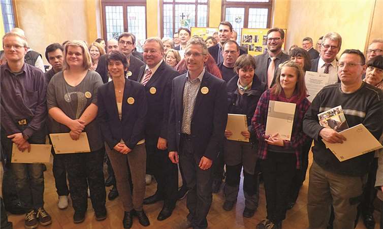 Praktikanten, Betriebsleiter und Organisatoren stellten sich zum Gruppenbild in der Kreisverwaltung auf. WM