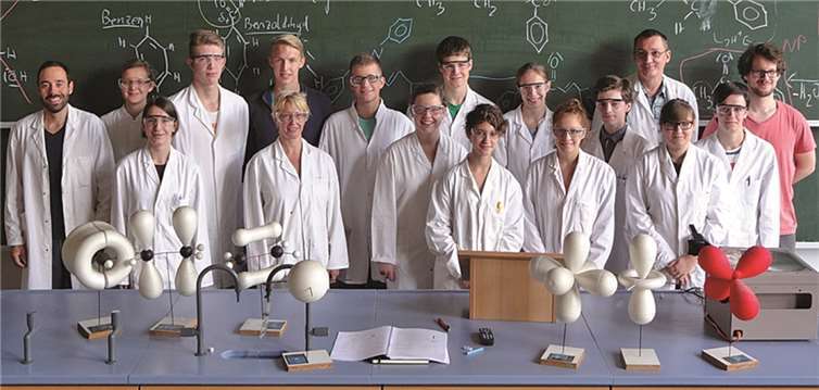 Praktikumsleiter Dr. Michael Kunze (hinten, 2.v.r.), Laborleiterin Andrea Schwarz (vorne, 3.v.l.), die Doktoranden Sascha van Gertruiden (l.) und David Heidrich (r.) mit den am Praktikum teilnehmenden Oberstufenschülern. Privat