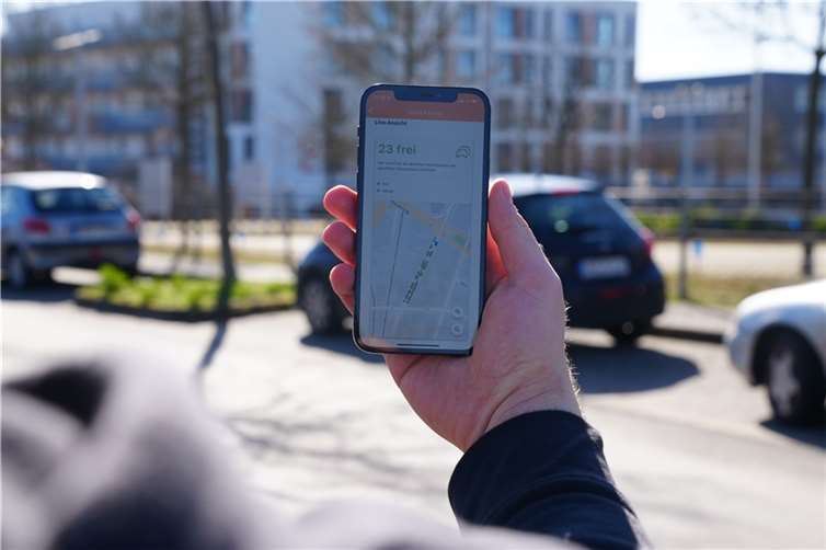 Praktisch: In der evm-App lässt sich auf einen Blick erkennen, ob in der Löhrstraße Parkplätze frei sind. Zum Kino-Besuch oder Stadtbummel. Foto: evm