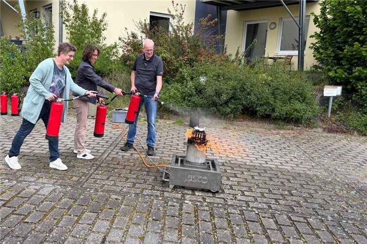 Praktische Brandschutz- und Evakuierungshelfer-Ausbildung im „Wohnen am Hundertmorgen“; v.l.n.r.: Anne Schreiner (Heinrich-Haus), Christina Pies, Nils Schröer (ASG)