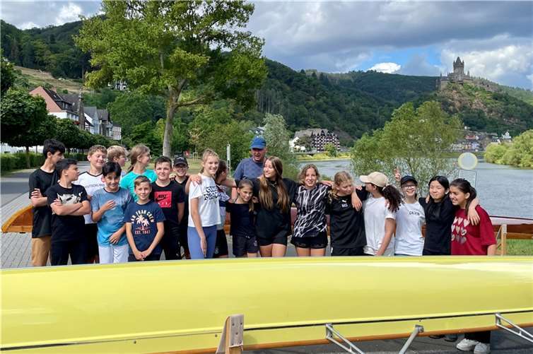 Praktische Einführung in den Rudersport, die Sportprofilklassen waren begeistert vom Besuch bei der Cochemer Rudergesellschaft. Foto: Carsten Peters