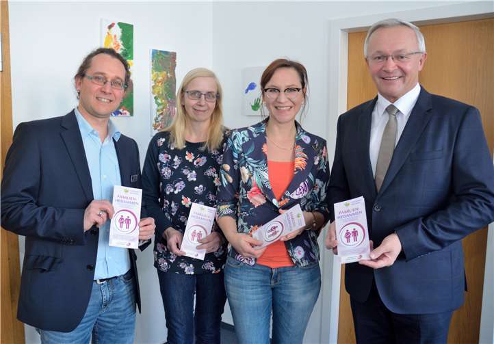Praktische Hilfe für junge Familien im Landkreis Neuwied bietet das Kreisjugendamt zusammen mit Familien-, Gesundheits- und Kinderkrankenpflegerin Michaela Wingen. Landrat Achim Hallerbach, die Netzwerkkoordinatorin für Kindeswohl und Frühe Hilfen, Daniela Kiefer, Michaela Wingen und der stellvertretende Jugendamtsleiter Uwe Kukla (v.r.) werben für das Angebot des Jugendamtes mit einem speziellen Flyer.