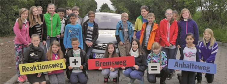 Praktische Übungen ließen die Schüler die abstrakten Begriffe Anhalteweg, Bremsweg und Reaktionsweg am eigenen Körper erleben.privat