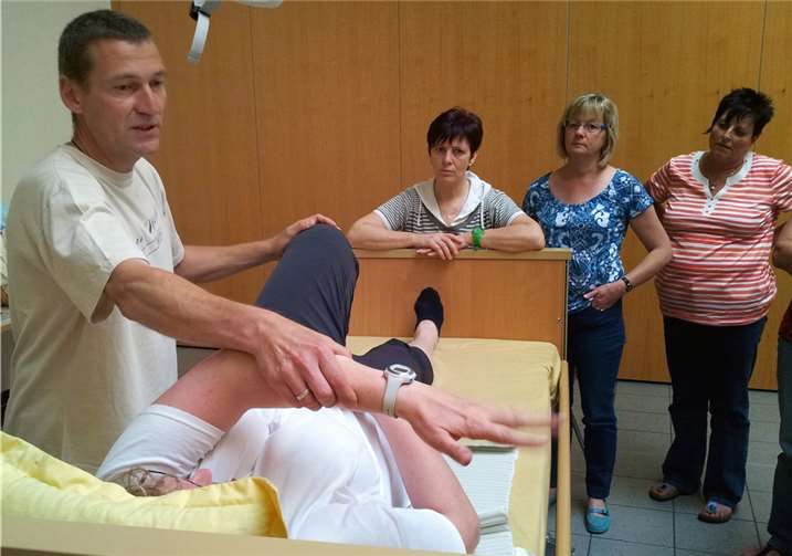 Praktische Übungen stehen im Vordergrund: Kinästhetik fördert die Ressourcen der kranken Menschen und schont die Gesundheit der Pflegenden.privat