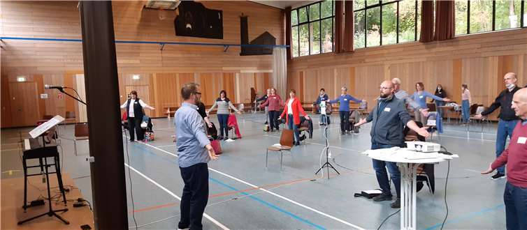 Praktische Übungen zum Einsingen mit Sebastian Kunz. Foto: CV Westerwald