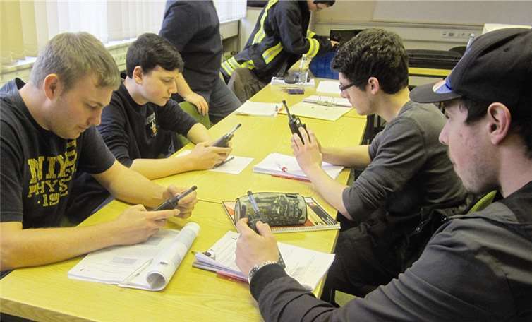 Praktische Unterweisung der Teilnehmer an den neuen digitalen Handfunkgeräten.