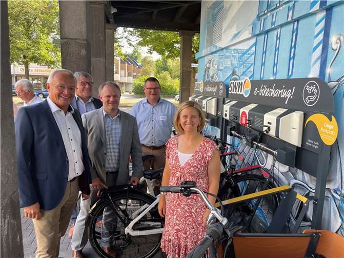 Praktischen Anschauungsunterricht gab es für die Ministerinan der Trafostation der Stadtwerke (SWN). Foto: Kreisverwaltung