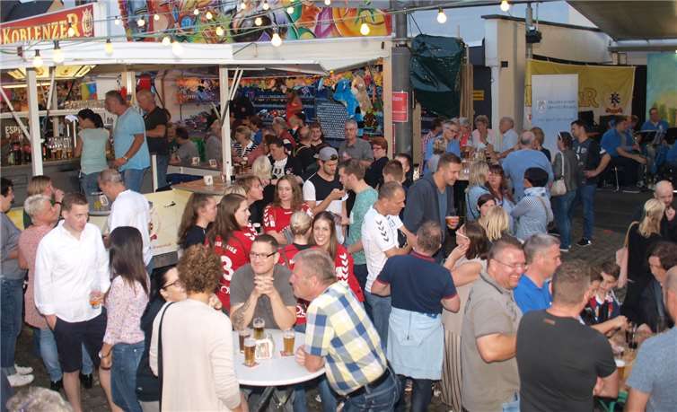 Prall gefüllter Kirmesplatz nach dem Umzug und gesellig turbulent ging es bei Speisen, Getränken, guter Livemusik und unzähligen Gesprächen richtig rund.