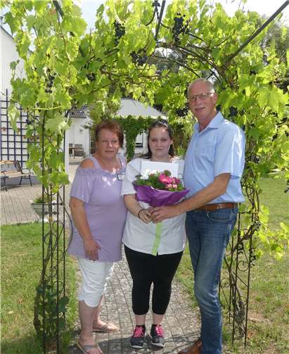 Praxisanleiterin Anke Klein freut sich über die gute Prüfung zur examinierten Altenpflegerin von Laura Arck genauso wie Einrichtungsleiter Klaus Vitten (v.l.n.r.).Foto: privat