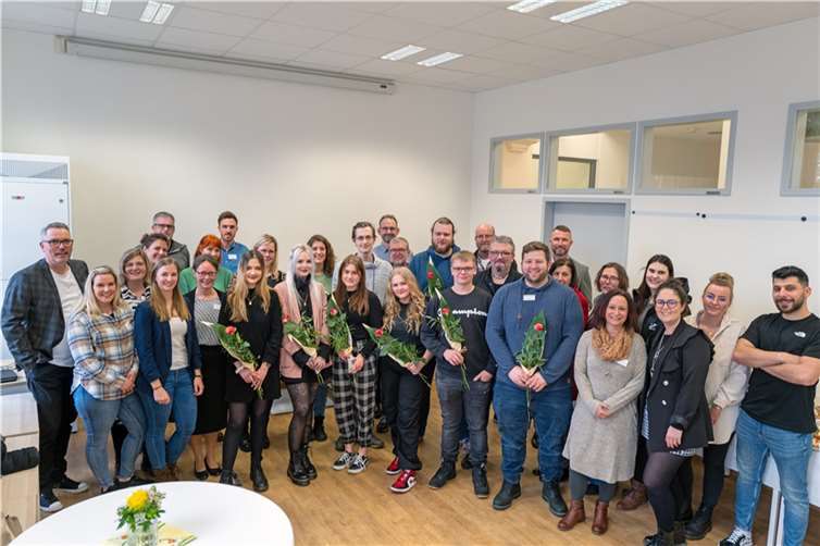 Praxisanleiterinnen und Praxisanleiter, Schulpädagogen, Kolleginnen und Kollegen und das Direktorium: Sie alle gratulierten den jüngsten examinierten Pflegefachleuten der Rhein-Mosel-Fachklinik Andernach zur bestandenen Ausbildung. Foto: Landeskrankenhaus / Pape