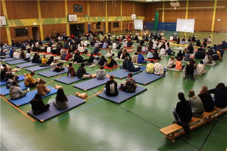 Praxisnah trainierten die Schüler und Schülerinnen wichtige Ersthelfermaßnahmen. Quelle: Realschule plus und FOS Untermosel