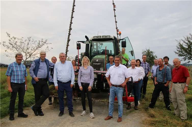 Praxisstudie vor Ort: Die CDU-Kreistagsfraktion mit Dr. Andreas Nick MdB (4.v.l.) und Experten mit dem weiterentwickelten Doppelmesserbalken, der mittlerweile auch in größeren Arbeitsbreiten zur Verfügung steht. Foto: privat