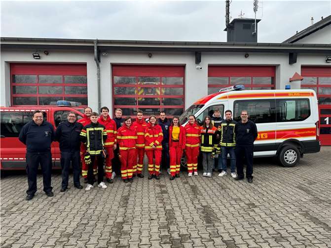 Praxistest am Funkgerät: 13 Teilnehmerinnen und Teilnehmer der DLRG und der Feuerwehr haben gemeinsam den Sprechfunklehrgang in Remagen absolviert.  Foto: Wassong