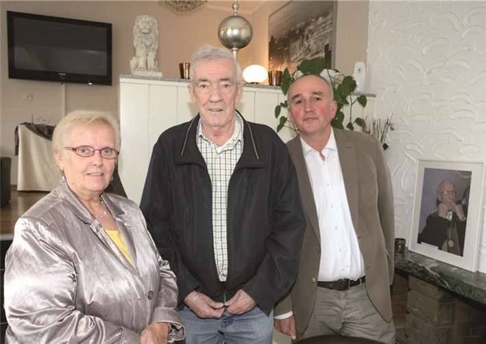 Preisträger Josef „Jogi“ Marx (M.), Ehefrau Theresia und Dr. Gregor Rosenthal als Leiter der Geschäftsstelle des Bündnis für Demokratie und Toleranz. WE