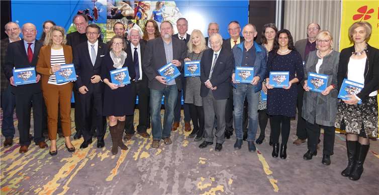 Preisträger, Jury und Ehrengäste fanden sich abschließend noch zu einem Erinnerungsfoto zusammen.