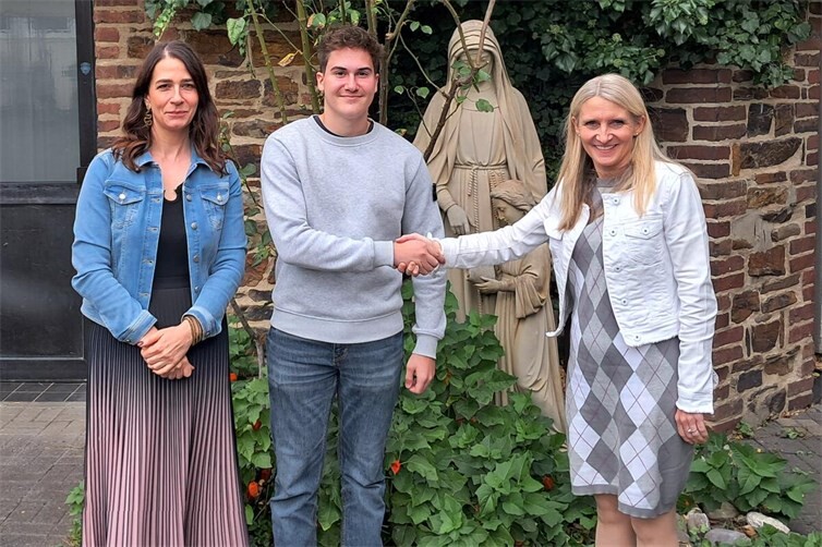 Preisträger Richard Gondert mit Kunstlehrerin Amelie Stockhausen (links) und Schulleiterin Dr.  Annette Gies (rechts)