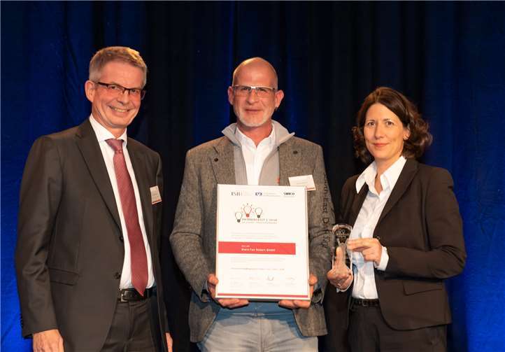 Preisträger Robert Schuld (Mitte) mit Staatssekretärin Daniela Schmitt und Siegfried Mehring, Vorstandsmitglied des Genossenschaftsverbandes der Volksbanken Raiffeisenbanken in Rheinland-Pfalz.ISB/Markus Kohz