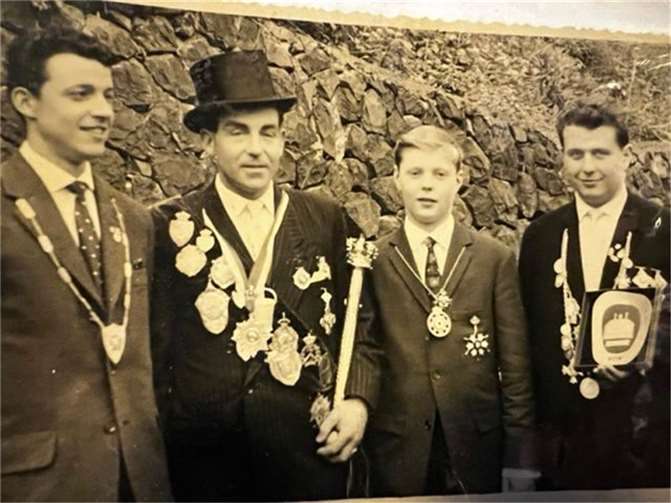 Preisträger des Königsschießens 1963: 2.v.r. Franz Keimann als Jungschützenprinz. Foto: Archiv/F. Keimann)