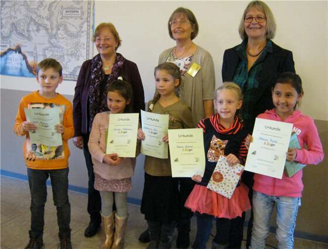 Preisträger des Lesewettbewerbs präsentieren stolz ihre Urkunden. Mit ihnen freuen sich Büchereileiterin Käthe Langer (M.), Schulleiterin Hanne Kirleis (r.) und Alexandria Schiebener. privat