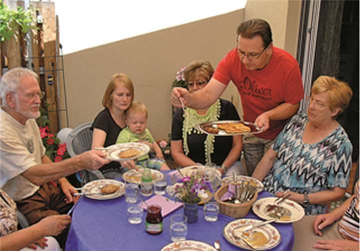 Preisträger in Rheinland-Pfalz: Im 4-Generationen-Haus in Andernach sind die Nachbarn der unterschiedlichen Altersklassen füreinander da und unterstützen sich im Alltag.Netzwerk Nachbarschaft