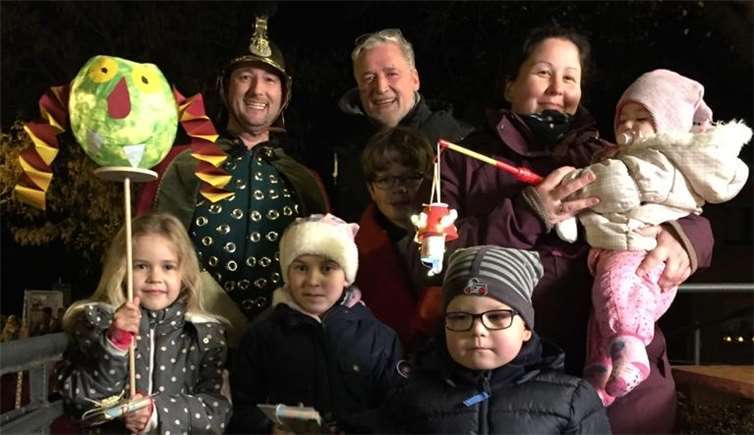 Preisträger mit Ortsvorsteher freuen sich über das gute Wetter beim Martinszug.Fotos: privat