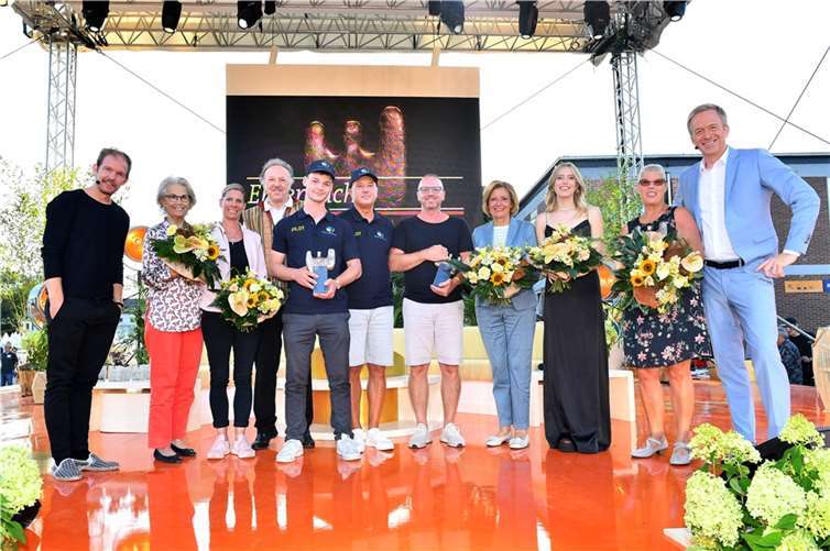 Fluthilfe-Ahr mit Ehrenamtspreis ausgzeichnet Preisträger und Paten (v.l.n.r.): Kabarettist Timo Wopp (Pate für den Rollsportverein s. u.), Fürstin Gabriela zu Sayn-Wittgenstein-Sayn (Patin für Ukraine Air Rescue), Michaela Wolff (Fluthilfe Ahr e. V.) , Dr. André Borsche (Interplast-Sektion Bad Kreuznach, Sonderpreis der Ministerpräsidentin), Simon Heinze und Stefan Sahling (Ukraine Air Rescue) Daniel Grimm (Publikumspreisträger Billigheim-Ingenheim), Ministerpräsidentin Malu Dreyer, Singer-Songwriterin LEA (Patin für die Fluthilfe Ahr), Dorothea Moravec (Arbeiter Roll- und Sportverein „Solidarität“ von 1898 e. V., Mainz), SWR-Moderator Martin Seidler. Foto: SWR/Kristina Schäfer