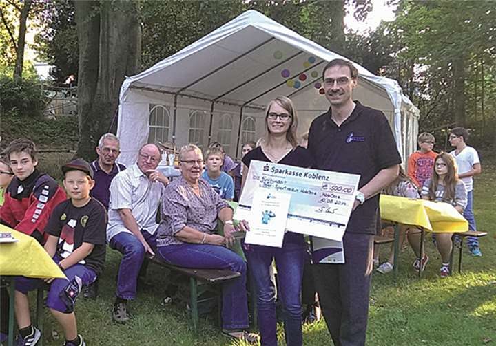 Preisträgerin Anne Kleisa mit dem Vorsitzenden der Sportjugend Rheinland Rolf Müller.