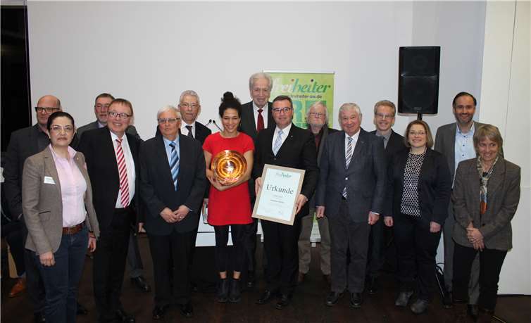 Preisträgerin Celia Sasic hält strahlend den Freiheiter-Preis in Händen. Mit ihr freuen sich der Vorsitzende der Freiheiter, Horst Gies (7.v.r.), Laudator Theo Zwanziger (5.v.l.), Schirmherr Henning Scherf (Mitte) und viele in die Freiheitswochen einbezogene Persönlichkeiten. HG