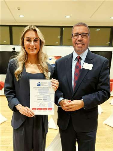 Preisträgerin Hannah Simon mit HöV-Direktor Klaus Weisbrod.  Foto: HöV/ZVS