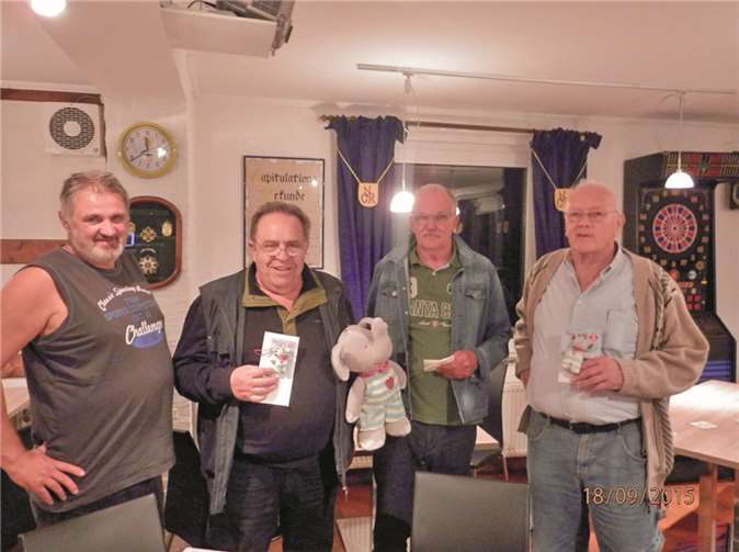 Preisübergabe: Peter Schreiber, Karl-Heinz Hoetgen und Willi Klein standen am Ende als Sieger fest. privat