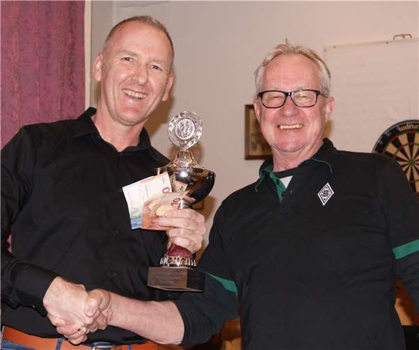 Preisübergabe Stephan Hübinger an den Gewinner Jochen Schäfer.