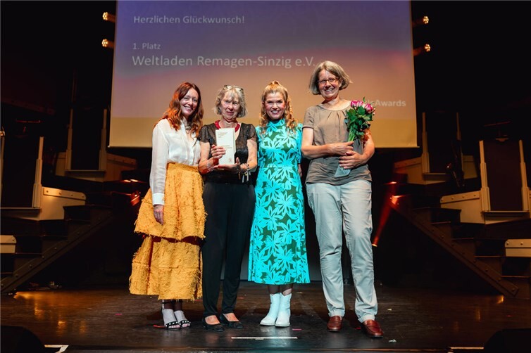 Preisübergabe in Berlin.  Foto: Tim Keweritsch