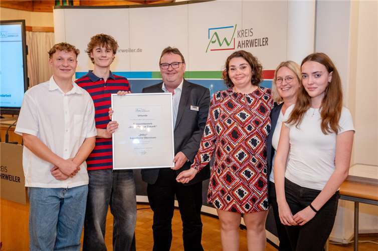 Preisübergabe von Jury-Chef Michael Schäfer (Mitte) an Marco Brehm, Valentin Bürger und die Leiterinnen Judith Alvarez Lorenzen und Katrin Hammes sowie Marie Schnaubelt. (von li.).  Foto: Bernhard Risse