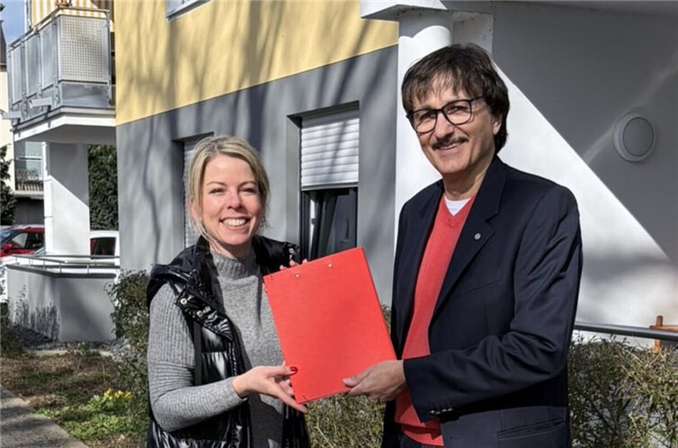 Preisübergabe von Lana Horstmann an den Ortsvereinsvorsitzenden Dieter Hünerfeld.  Foto: Michael Mang