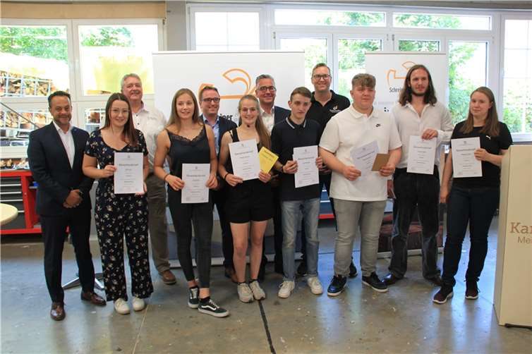 Preisverleihung: Innungsbeste Annika Schröer mit Stephan Kindler (links) und Michael Jünger. Foto: GS