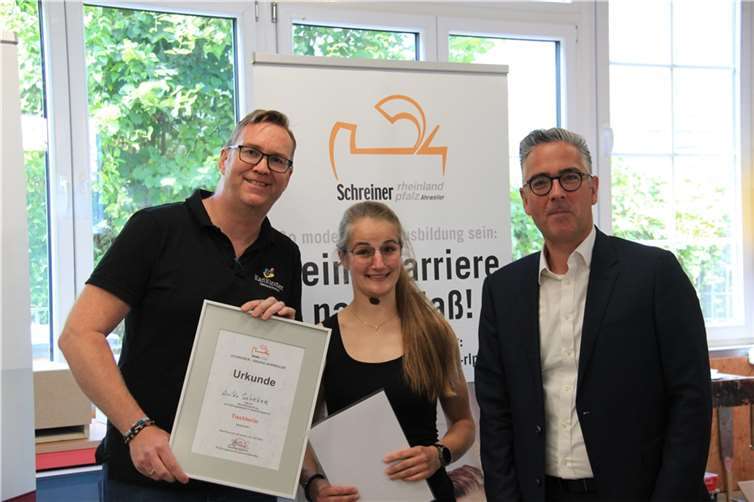 Preisverleihung: Innungsbeste Annika Schröer mit Stephan Kindler (links) und Michael Jünger. Foto: GS