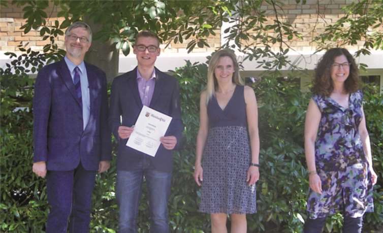 Preisverleihung Philosophie: Ministerialrat Dr. Klaus Sundermann, Preisträger Lukas Köbbing, betreuende Lehrkraft Dr. Annette Gies und Landesvorsitzende Fachverband Philosophie Dr. Christiane Lang (v.l.).privat