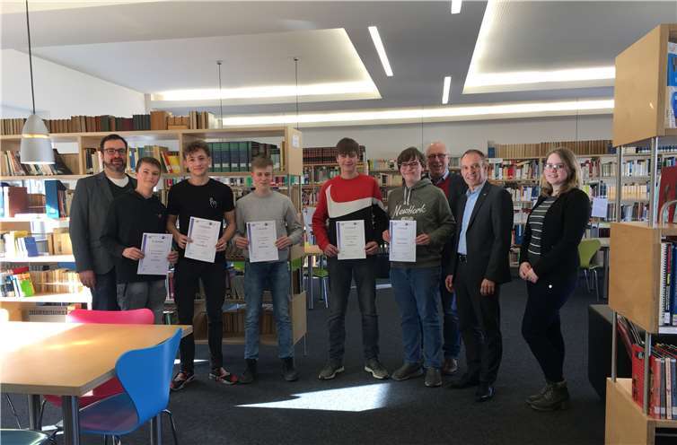 Preisverleihung der Wirtschaftsjunioren Rhein-Ahr im Are-Gymnasium (v.l.): Marco Müller, Gerrit Lux, Lucca Hörsch, Paul Pörzgen, Adrian Esch, Simon Fieseler, Heribert Schieler, Dr. Bernd Greulich und Ann-Katrin Wohde.Foto: Are-Gymnasium