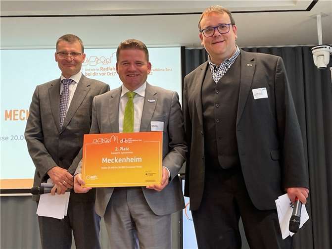 Preisverleihung in Berlin, von links: Hartmut Höppner, Staatsekretär im Bundesministerium für Digitales und Verkehr, Bürgermeister Holger Jung und Christoph Schmidt, Mitglied des Bundesvorstandes im ADFC. Foto: Stadt Meckenheim