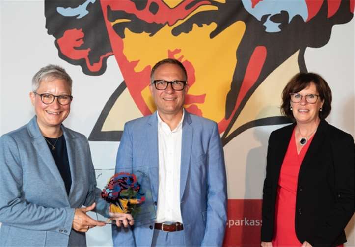 Preisverleihung: (v.l.) Andrea Kuchenbuch und Mario Müller nehmen den Preis von Dagmar Mayer vom Bundesverband mittelständische Wirtschaft entgegen. Foto: Jo Hempel