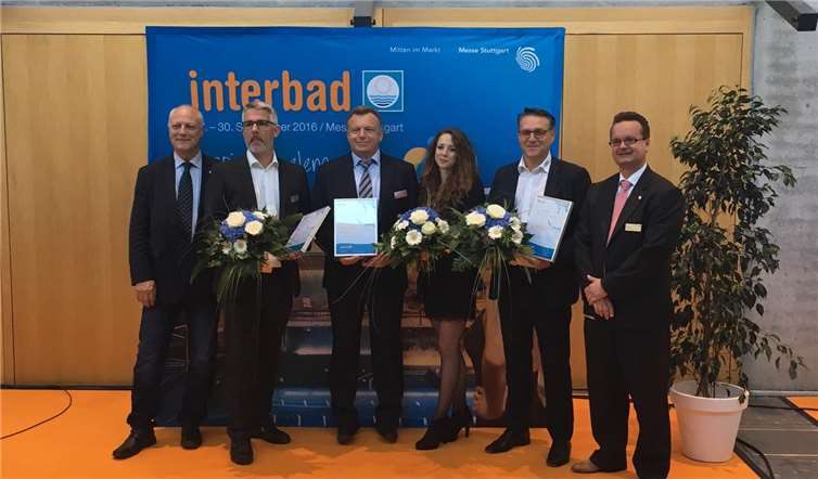 Preisverleihung zum 2. Innovation Award auf der INTERBAD, der Fachmesse für Schwimmbad, Sauna und Spa. Joachim P. Ostrowski (3. v. l.) hält die Auszeichnung für den ersten Preis in den Händen. Messe Stuttgart