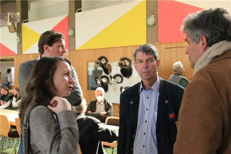 Premiere: Landrätin Cornelia Weigand im Gespräch mit dem Vorsitzenden des Rotwildringes Ahrweiler, Rolf Mocken (2.v.r.).