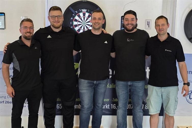 Premiere am Board: Jannik Fuchs, Max Holy, Jannik Dismon, Erik Hansen und Andreas Hochfeld (v. l.) bestritten den ersten Spieltag für die neue Darts-Abteilung des TuS Löhndorf.