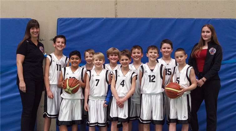 Premiere beim TuS Treis-Karden. Die Moselaner schickten am Sonntag ein U10 Team auf das Hallenparkett. v.l.n.r. Elke Dauns, Maximilian Thönnes, Adham El-Rashidi, Leon Jobelius, Marc Wriedt, Aiken Witt, Leander Etzkorn, Pepe Keifenheim, Benjamin Hotic, Niklas Schmitt, Philipp Bleser, Lea Bleser. Fotos: TH